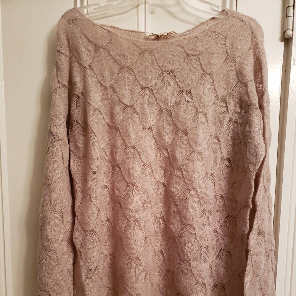 💛🐝SALE💛🐝 Delicate Scalloped Sweater💛TYGIGI💛 - Picture 6 of 8
